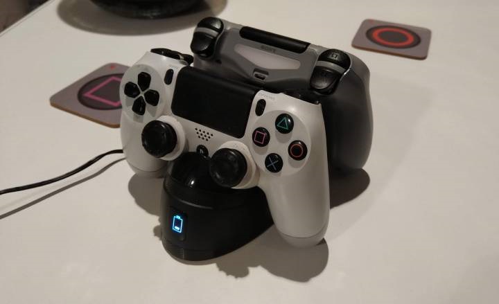 Ładowarka do padów to super gadżet, który pozwala nam… zapomnieć o konieczności ładowania Dualshocka po każdej sesji. - Czy pady dla „pro” graczy mają sens? - dokument - 2019-10-28