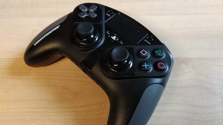 Pro kontrolery to taka trochę ciekawostka, bo niewielu graczy faktycznie potrzebuje dodatkowych funkcji takich jak przyciski na spodzie obudowy. - Czy pady dla „pro” graczy mają sens? - dokument - 2019-10-28