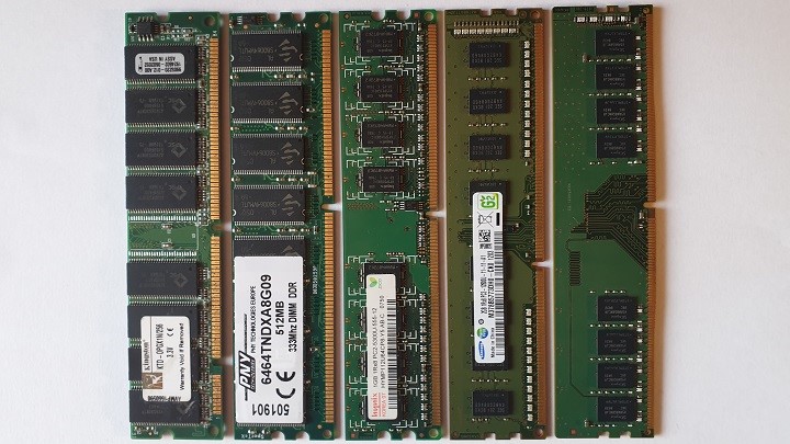 Na przestrzeni lat mieliśmy do czynienia z aż 10 rodzajami pamięci RAM przeznaczonych dla komputerów osobistych. Na zdjęciu widzimy wszystkie generacje pamięci w formacie typu DIMM (od lewej: DIMM SDRAM, DIMM DDR, DIMM DDR2, DIMM DDR3 oraz obecna generacja DIMM DDR4). - Tania pamięć RAM do gier - co wybrać? 8, 16, czy 32 GB? - dokument - 2019-10-21