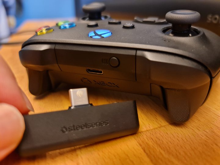 Podłączenie dongla do kontrolera nie zadziała – ani na PS5 ani Xbox Series X – w padach port USB-C służy jedynie do ładowania. - Granie w bezprzewodowych słuchawkach nabiera sensu - dokument - 2020-11-02