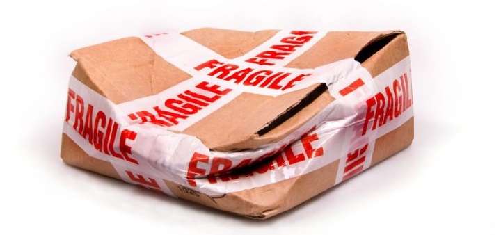 Tak wyglądającą paczkę chyba najlepiej od razu zwrócić do nadawcy. - Gwarancja, reklamacja, rękojmia i zwroty towaru - co robić? - dokument - 2020-11-30