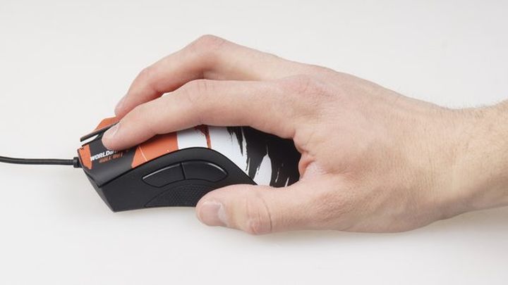 Jeżeli mysz jest kierowana opuszkami palców bez oparcia na niej wnętrza dłoni, używamy chwytu typu Fingertip. Uchwyt ten pozwala na szybsze ruchy myszą, ale jest nieco bardziej męczący. Jednak większość myszy jest do niego dobrze dopasowana; rozmiar ręki odgrywa w tym przypadku drugorzędną rolę. - 2019-02-25