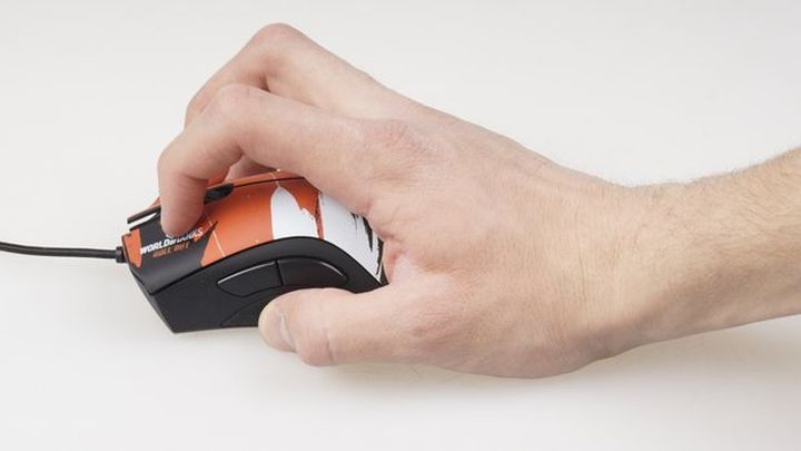 Claw-Grip, jest używany głównie przez grających w szybkie, wymagające intensywnego klikania gry. Gracz stabilizuje mysz wnętrzem dłoni, jego palce układają się w kształt szponów i opierają się na przyciskach pod kątem prawie 90 stopni. Pozwala to na jeszcze szybsze wykonywanie sekwencji kliknięć. Osoby używający tego chwytu zazwyczaj preferują myszy z dość wysokimi wartościami DPI, ponieważ przesuwanie myszy przy użyciu tego chwytu przy niskiej czułości jest dość uciążliwe przy dłuższych posiedzeniach. - 2019-02-25