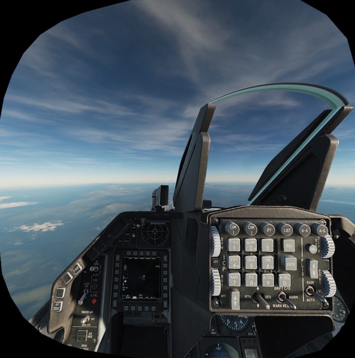 Trudno opisać wrażenia i poczucie immersji, gdy po raz pierwszy zobaczy się kabinę samolotu w goglach VR. Żaden screen nie odda trójwymiarowości i poczucia skali. Ceną za to jest płynność i jakość obrazu. - Polski „Jastrząb” w grze i w realu - jak się lata F-16C w domu - dokument - 2021-11-30