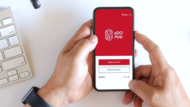 Dzięki aplikacji eDO App smartfon z NFC może odczytać warstwę elektroniczną e-dowodu. Źródło: PWPW - Od papieru do aplikacji eDO App - jak zmienił się dowód osobisty - dokument - 2021-03-22