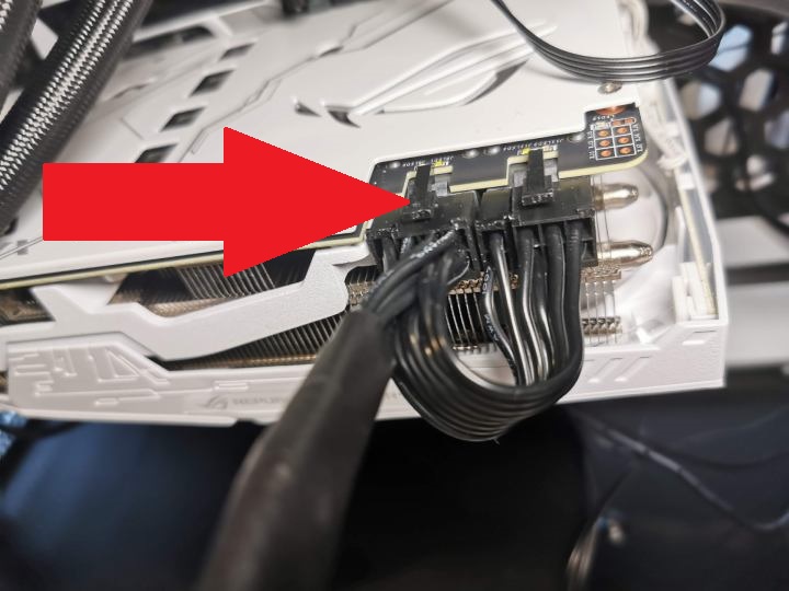 Zatrzask na wtyczce PCI nie dopuszcza do samoistnego wypięcia się przewodu. Nacisk spowoduje jego otwarcie. - Wymiana i montaż karty graficznej – jak zrobić to dobrze - dokument - 2020-08-17