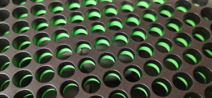 Przez te otwory wydostaje się ciepło, ale praktycznie żadne dźwięki. - Xbox Series X - wrażenia po pierwszym weekendzie z konsolą - dokument - 2020-10-19