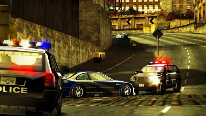 Zacięta rywalizacja superszybkich samochodów, ale również efektowne ucieczki przed policją – Most Wanted z pewnością miało mocne podstawy, by porwać nie tylko fanów serii, ale również każdego sympatyka wyścigów. Choć zmagania z funkcjonariuszami w radiowozach były cechą charakterystyczną cyklu od samego początku, na czas Undegroundów zostały porzucone, by w 2005 roku powrócić w wielkim stylu. - Most Wanted? Raczej Most Hated - największe rozczarowanie w historii gier wyścigowych - dokument - 2024-06-19