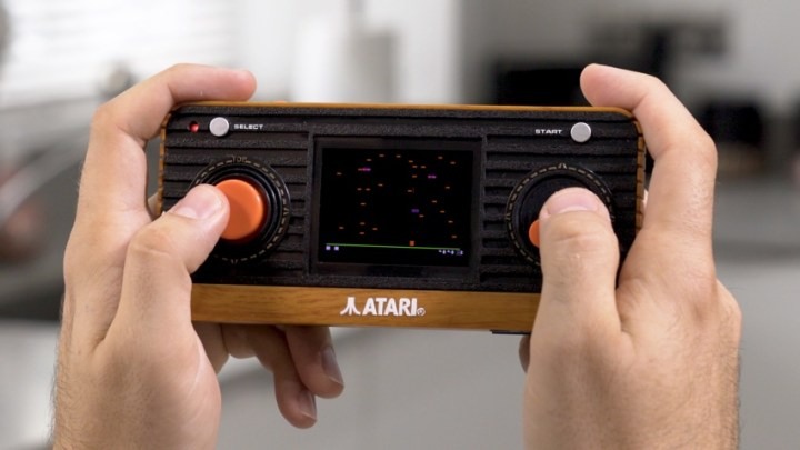 Dzięki Atari Retro Handheld możemy poczuć się jak na przełomie lat 70. i 80. - PS4 czy Xbox One? Czy wciąż warto kupić w 2022 roku - dokument - 2022-10-19