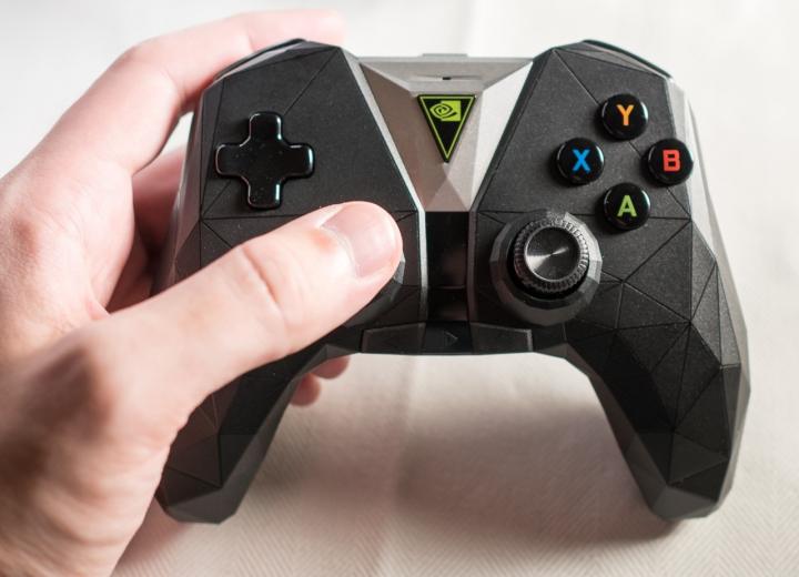 Kontroler przygotowany z myślą o Nvidia Shield TV wygląda nietypowo, ale funkcjonalnością jest zbliżony do konstrukcji dobrze nam znanych z PS4 czy Xbox One. - 2019-06-25