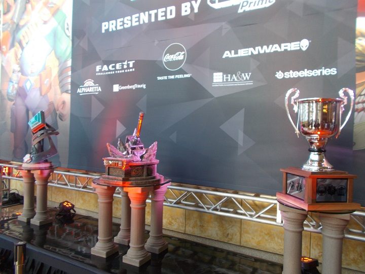 Było o co walczyć. Po lewej puchar dla zwycięzców w Paladins, po prawej – w konsolowego Smite’a. Na środku najważniejsze trofeum całej imprezy. - 2017-01-11