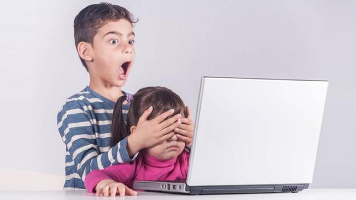 Niestety nie da się kontrolować wszystkich treści, na które może trafić dziecko w internecie. - Jak chronić dziecko na Facebooku? - dokument - 2021-12-01