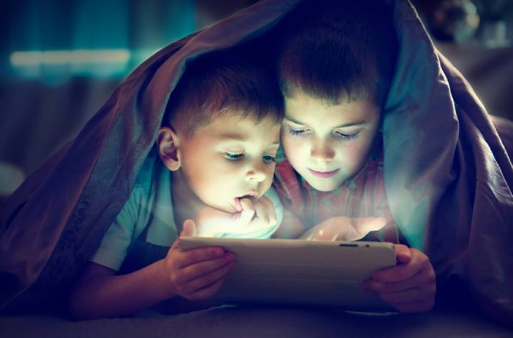 Dziecko nie raz będzie korzystać z internetu bez naszego nadzoru, dlatego warto nauczyć go samodzielnego dbania o bezpieczeństwo w sieci. - Jak chronić dziecko na Facebooku? - dokument - 2021-12-01