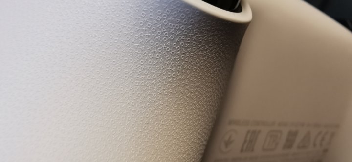 Diabeł tkwi w szczegółach – ktoś w Sony miał super pomysł na wykończenie DualSense. - Sprawdzamy pad do PS5 - DualSense to mała rewolucja - dokument - 2020-11-03