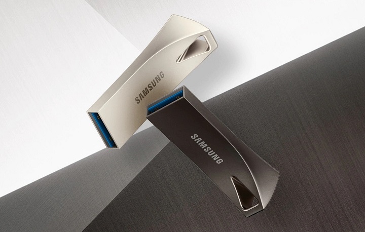 Atrakcyjny dla oka design i dobre osiągi sprawiają, że Samsung BAR Plus może być dobrym pomysłem na prezent. Źródło: Samsung - Szybki pendrive - ranking najlepszych modeli - dokument - 2021-06-01