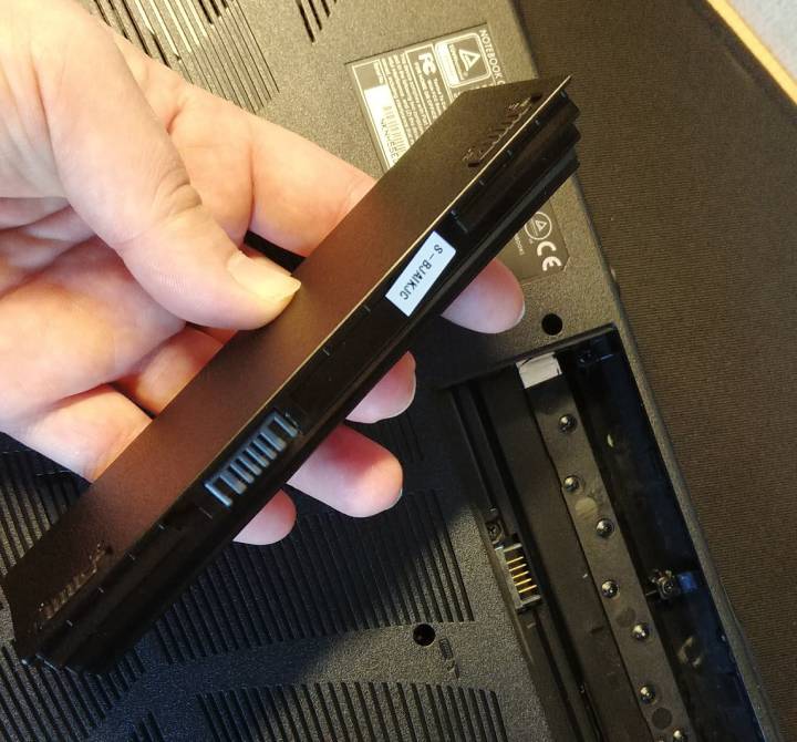 Niektórzy producenci laptopów rezygnują z wyjmowanych baterii, przez co wymiana zużytego akumulatora na nowy bywa bardzo kłopotliwa. - Jak poprawić działanie laptopa - dokument - 2019-12-30