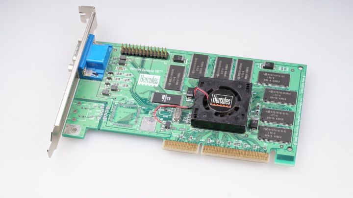 Model Hercules Dynamite TNT wraz z chipem Riva TNT posiadał zegar taktowany szybkością 98 MHz, oraz pamięć wideo o pojemności 16 MB, która była połączona przez 128 bitowy interfejs pamięci. - 2018-10-24