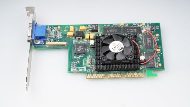 Chip graficzny GeForce 256 na karcie Elsa Erazor X z zegarem taktowanym szybkością 166 MHz, wraz z 32 MB pamięci wideo o częstotliwości 120 MHz. Karta ta nadal jednak wykorzystywała pamięć SDR, zamiast DDR. - 2018-10-24