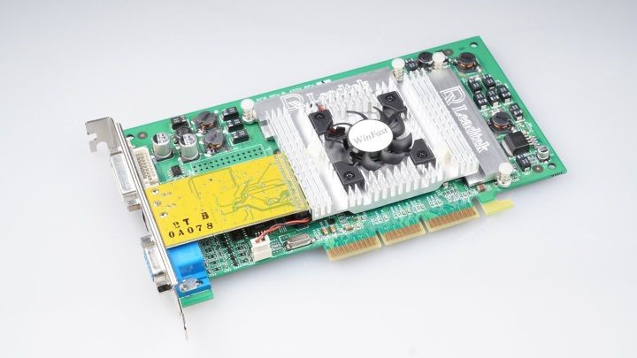 GeForce 2 Ultra był najszybszym układem z serii GeForce 2: model Winfast od Leadteka posiadał zegar taktowany szybkością 250 MHz, 64 MB pamięci wideo typu DDR i dodatkowo był wyposażony w złącza D-Sub oraz DVI. - 2018-10-24