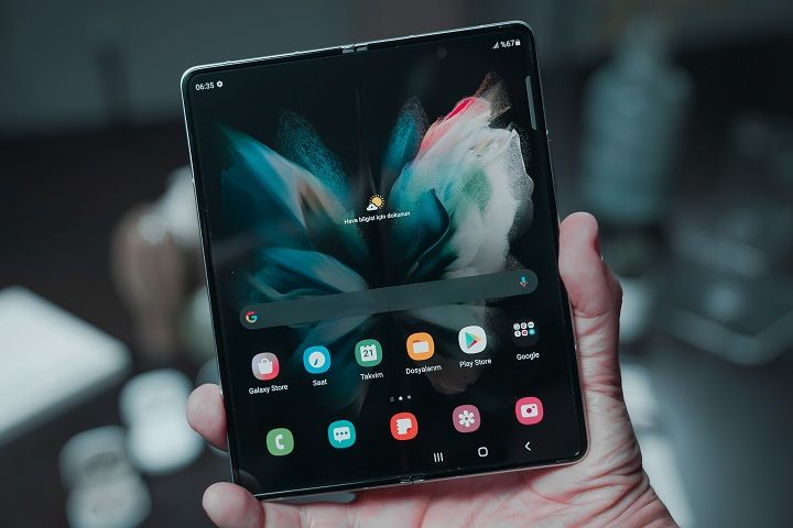 Trochę smartfon, trochę tablet. Źródło: Unsplash - Najlepsze składane telefony na rok 2022 - dokument - 2022-08-03