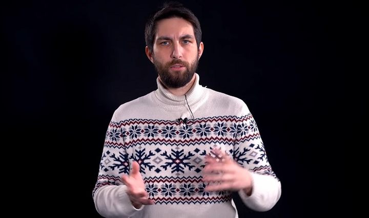 Arasz ma piękny sweterek, ale nie powinien w nim składać zestawu komputerowego. - 12 głupich błędów, które popełniamy, składając komputer - dokument - 2022-01-19