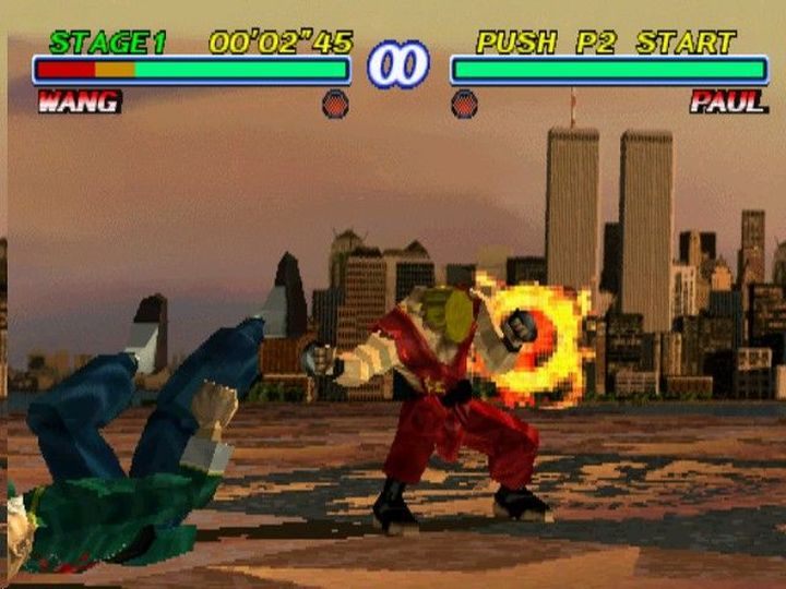 Tekken 2 z 1995 roku. Niektórzy z młodszych graczy z pewnością nie kojarzą już tych dwóch drapaczy chmur w tle. - Dlaczego początkujący gracz wygrywa z profesjonalistą? Rozmawiamy z ojcem serii Tekken - Katsuhiro Haradą - dokument - 2020-05-05
