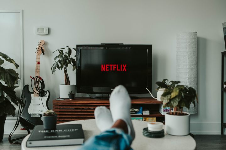 Sam Netflix może wystarczyć, ale żeby zobaczyć wszystko, co nas interesuje, będziemy musieli opłacać więcej abonamentów. - Życie na abonament: jak kolejne branże wyciągają ręce po nasze karty kredytowe - dokument - 2022-05-04