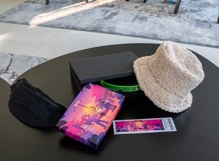 Jak płyta to tylko Deluxe BOX PREMIUM! Źródło: Ekipatonosi/Facebook - Dlaczego wszyscy oglądają Ekipę? - dokument - 2022-03-16