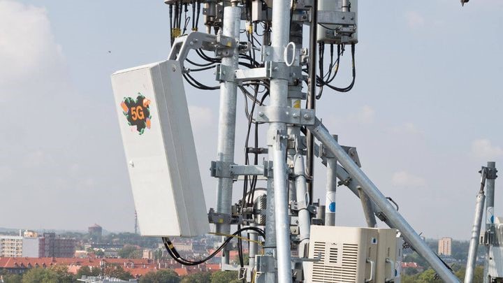 Pierwsze przekaźniki 5G montowane przez Orange. - Technologia 5G – co to jest? - dokument - 2020-05-19