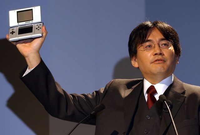 Iwata z pierwszym DS-em. - 2015-07-15