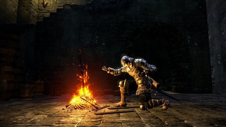 W Dark Souls, grze przez długi czas przytłaczająco mrocznej, ogniska to nie tylko miejsca na wykorzystanie punktów doświadczenia – to symbol chwili wytchnienia i osiągniętego postępu. - Symulator umierania, który dodaje otuchy - pierwsze Dark Souls kończy 10 lat - dokument - 2021-09-22
