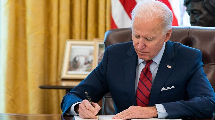 Czy prezydent Joe Biden wyprowadzi branżę technologiczną z kryzysu? - Dlaczego rynek podzespołów zwariował? Tłumaczymy od początku - dokument - 2021-09-01