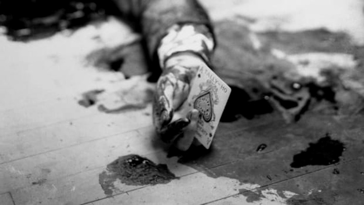 Ciało Joego Masserii po masakrze w restauracji. Choć gangster rzeczywiście grał wtedy w karty, prawdopodobnie asa włożono mu do ręki już po fakcie, by zdjęcie miało lepszy wydźwięk. Źródło: Bettmann Archive/Getty Images - Ile prawdy o mafii jest w grach i filmach? - dokument - 2020-09-22