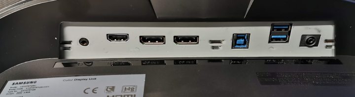 Wybór odpowiedniego złącza ma znaczenie, ale większość nowoczesnych monitorów (na zdjęciu Samsung Odyssey G7) ogranicza się do HDMI i DisplayPort. - HDMI czy DisplayPort - najlepsze złącze do monitora - dokument - 2020-10-28