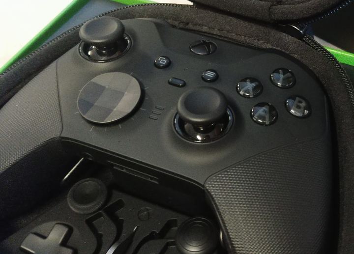 W Microsofcie bez zmian – sprzęt z Xbox One ma współpracować z kolejną generacją sprzętu. Obstawiamy zatem, że nowy pad nie wprowadzi rewolucyjnych zmian. - Pad do PS5 i Xbox Series X – nowa generacja coś zmieni? - dokument - 2020-02-05