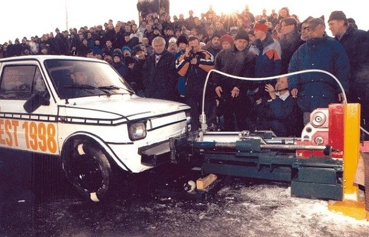 Testy urządzenia stacjonarnego i pojazdu Fiat 126p. Źródło: archiwa Łągiewków - 10 polskich wynalazków, które miały odnieść sukces - dokument - 2021-12-29
