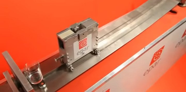 Doświadczenie ze szklanką i systemem EPAR. Źródło: EparProject - 10 polskich wynalazków, które miały odnieść sukces - dokument - 2021-12-29