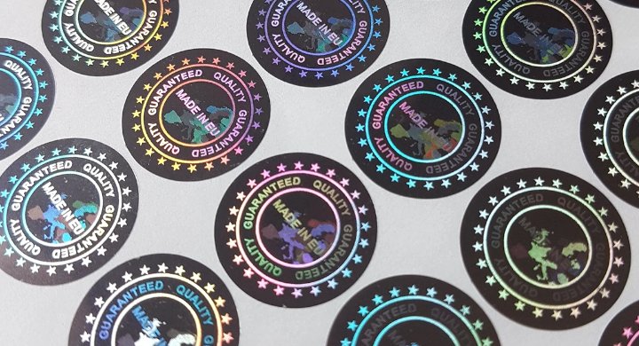 Współczesne naklejki holograficzne. Źródło: Shopify - 10 polskich wynalazków, które miały odnieść sukces - dokument - 2021-12-29