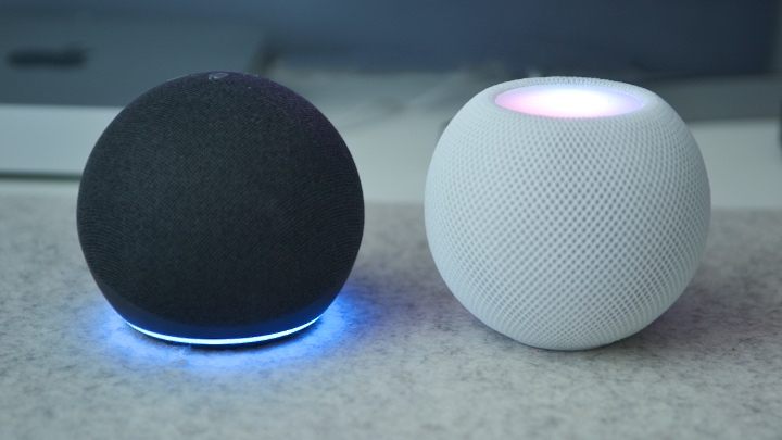Echo Dot i HomePod Mini są praktycznie identycznej wielkości. - Amazon Alexa kontra Siri od Apple - co smart asystentki potrafią w polskim smart mieszkaniu - dokument - 2022-08-04