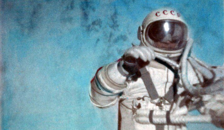 Aleksiej Leonow na tle Ziemi. Źródło: ESA - Sputnik, Łajka, Gagarin - wszystkie kosmiczne osiągnięcia ZSRR - dokument - 2021-12-16