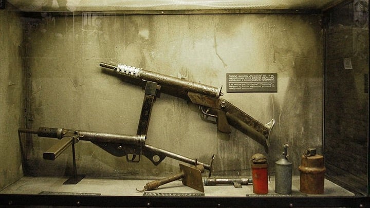 Polski pistolet maszynowy Błyskawica prostotę zawdzięczał łączeniu części za pomocą gwintów. - Uważasz, że Far Cry 6 zaszalał z arsenałem? 7 improwizowanych modeli broni, które istniały naprawdę - dokument - 2021-09-02