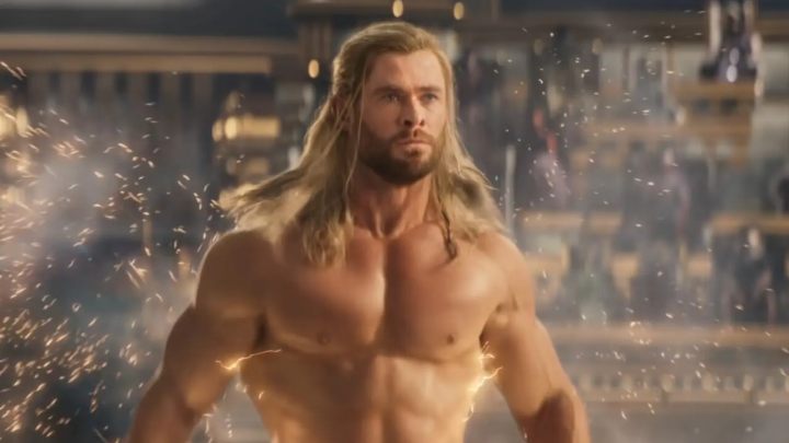 Thor w czwartej części swoich solowych przygód wciąż wyglądał dobrze, ale sam film Taiki Waititiego z 2022 oceniono znacznie gorzej niż obraz Ragnarok (Thor 3) tego samego reżysera. - Czy MCU naprawdę się sypie? 10 najczęściej wymienianych „grzechów” Marvela - dokument - 2023-03-23