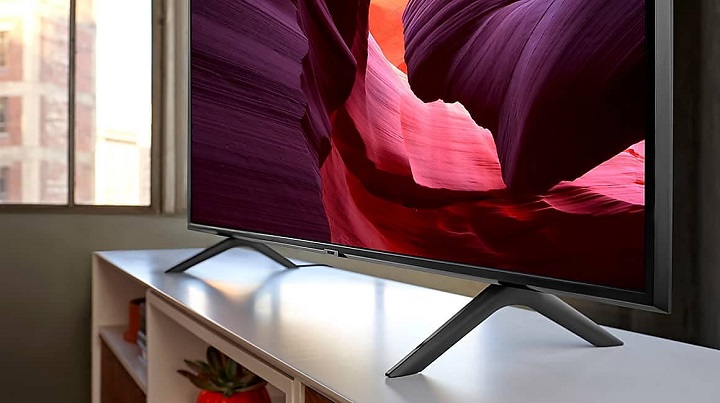 Nóżki zapewniają stabilność, ale nie wyglądają zbyt estetycznie. Źródło: Samsung - Telewizory najchętniej kupowane w Polsce | TOP 5 - dokument - 2020-12-09