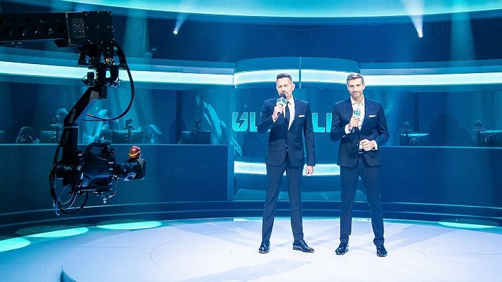 Krzysztof Ibisz oraz Maciej Dowbor podczas finałów polskiej ligi League of Legends - Ci gracze mają miliony na kontach - najlepiej zarabiający fani gier - dokument - 2021-10-25