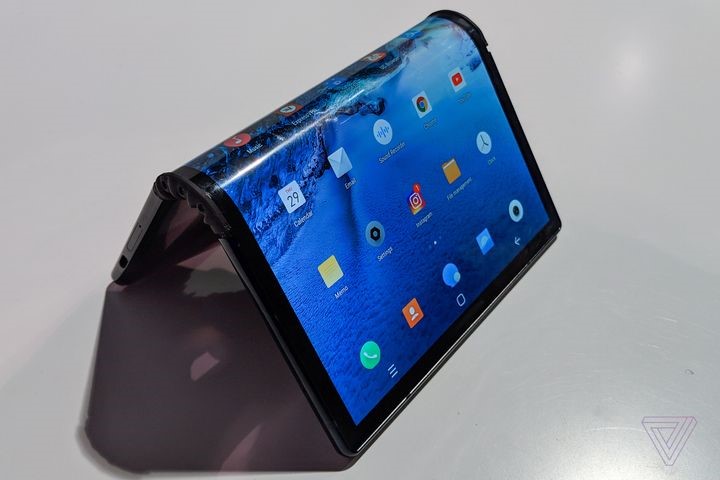 Royole FlexPai figuruje oficjalnie jako pierwszy składany smartfon. Źródło: www.theverge.com. - Składane smartfony 2019 roku - co szykuje Samsung, Huawei, Xiaomi - dokument - 2021-10-25