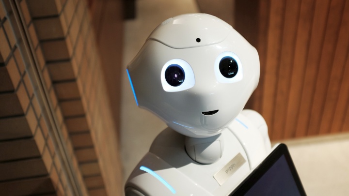 Robot Pepper, który może pracować jako recepcjonista. - 5 zawodów, w których ludzie mogą niedługo zostać zastąpieni przez roboty - dokument - 2021-09-03