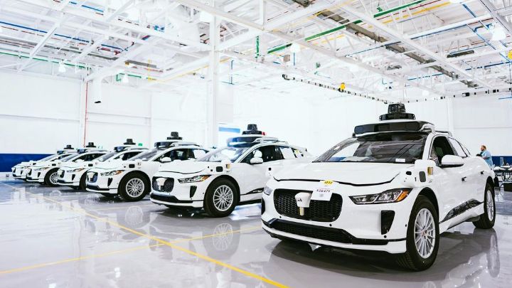 Flota autonomicznych Jaguarów I-Pace, wyposażonych w urządzenia Waymo. Źródło: Waymo - 5 zawodów, w których ludzie mogą niedługo zostać zastąpieni przez roboty - dokument - 2021-09-03