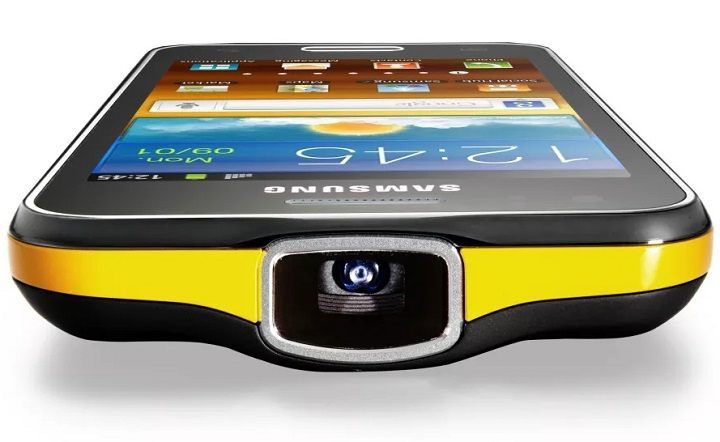 Oglądać filmy na ścianie można było tylko w warunkach całkowitej ciemności. - 8 rewolucyjnych pomysłów, które miały zmienić smartfony, ale nic z tego nie wyszło - dokument - 2022-03-04