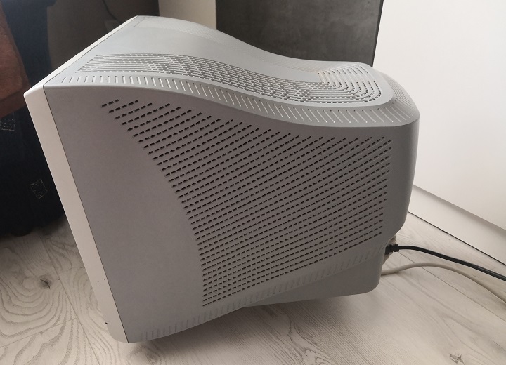 Cztery litery LG Flatron F700B w całej okazałości. To właśnie na tym monitorze ogrywałem zarówno nowe, jak i stare gry. - W czym ekrany CRT są lepsze od płaskich następców? - dokument - 2021-08-20