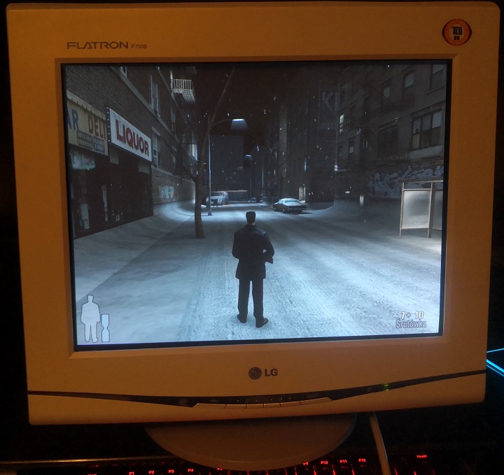 Max Payne prezentuje się na CRT wyjątkowo dobrze. Dobra czerń kineskopu robi swoje. - W czym ekrany CRT są lepsze od płaskich następców? - dokument - 2021-08-20